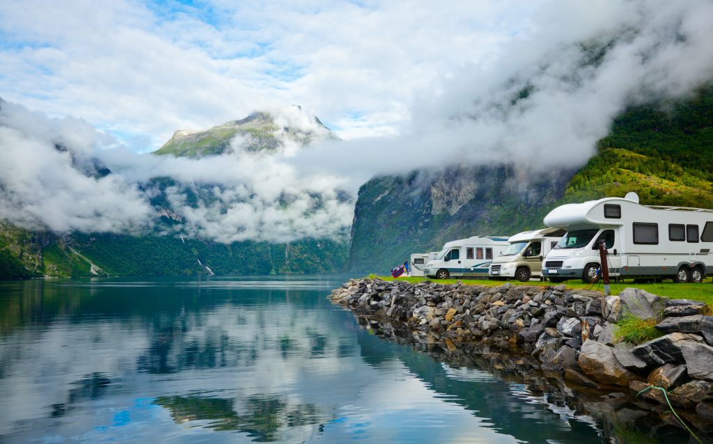 Camping ved en fjord i Norge