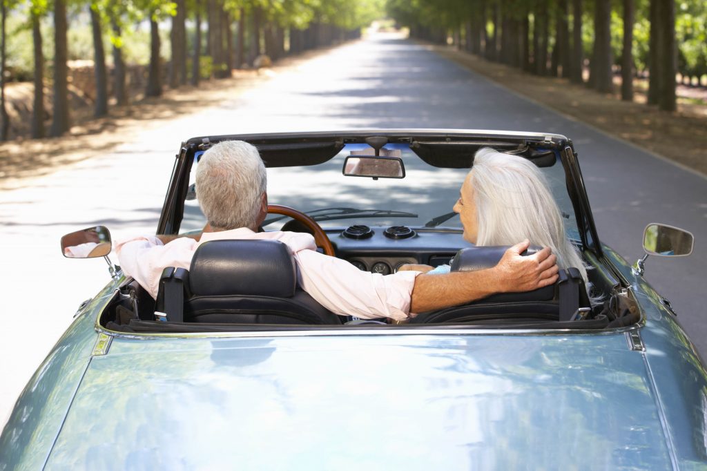 Eldre par på tur med veteranbil
