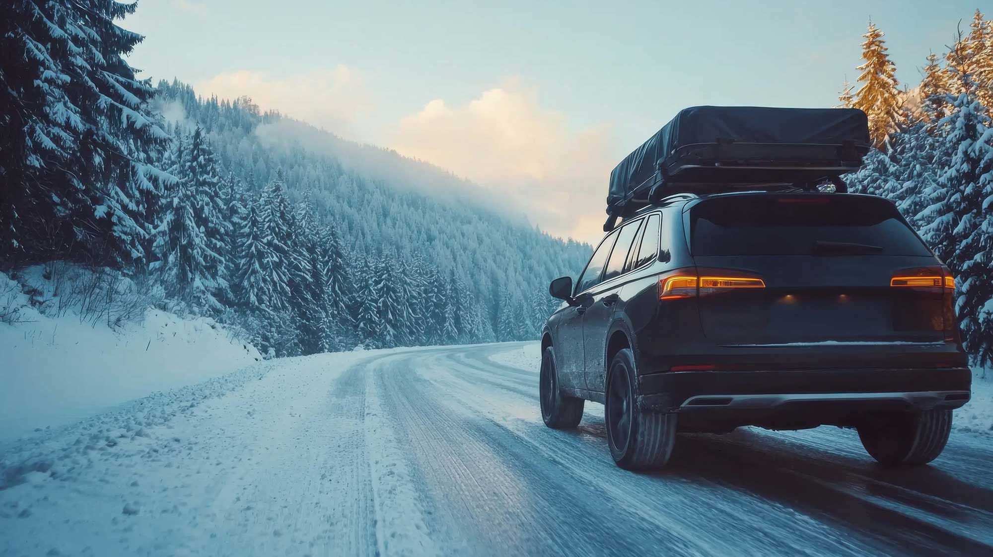 Illustrasjonsbilde av en bil som kjører på en snødekt landevei i fjellet.